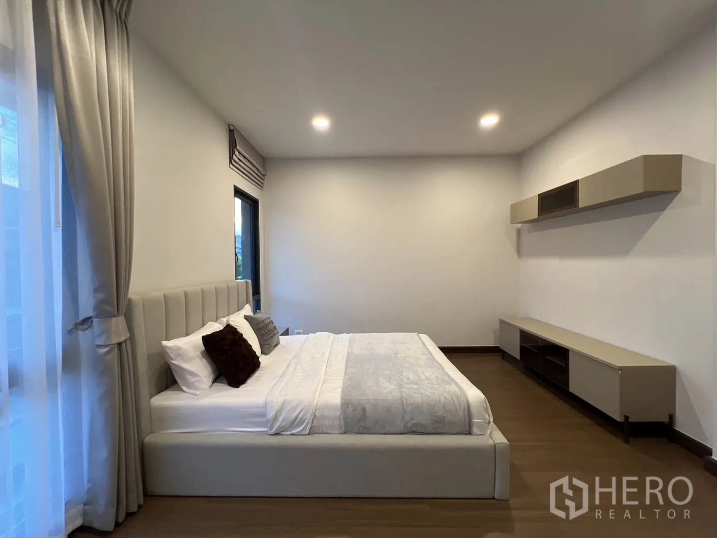 Detached House for rent in Bang Phli, Samut Prakan - Third bedroom wall with floating cabinets and media shelf.