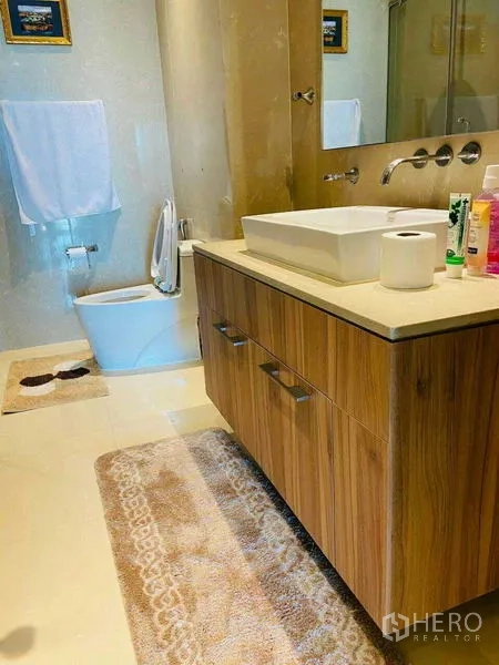 公寓 出租在Watthana, Bangkok - 主卧带花卉床品，内置衣柜含电视位，并连通阳台。