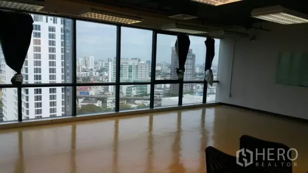 Office Space for rent in Khlong Toei, Bangkok - Corner office with expansive windows, ample natural light, and panoramic city views.