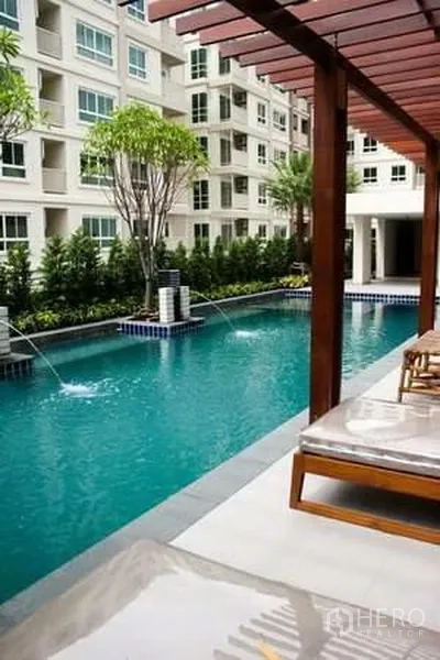 Condominium for rent in Khlong San, Bangkok - Condominium outdoor swimming pool with sunbeds, water features and a landscaped courtyard.