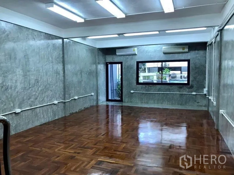 带办公室的家 出租在Bang Rak, Bangkok - 开放式办公楼层，多台空调、日光灯与亮面木地板。