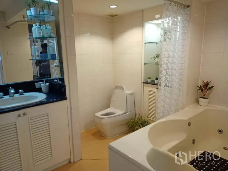 公寓 出租或出售在Watthana, Bangkok - 浴室含洗手台、坐便和大型按摩浴缸。