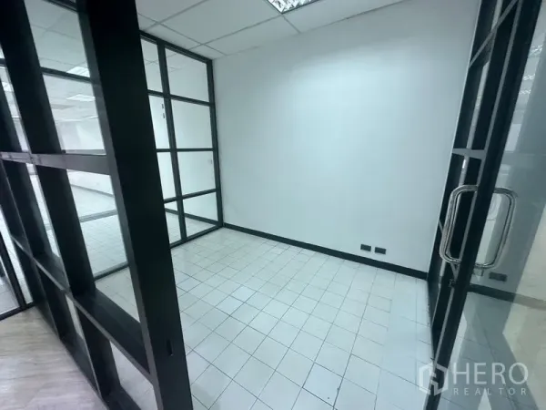 Office Space for rent in Din Daeng, Bangkok - Glass-partitioned small office with white tiled floor and white walls.