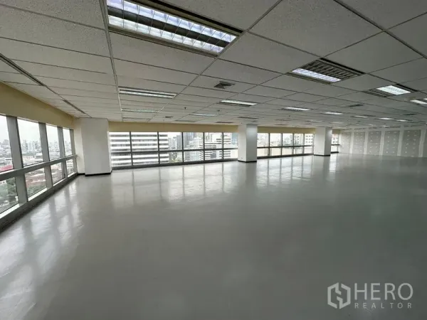办公空间 出租 - 明亮转角办公空间，宽幅窗户可欣赏曼谷天际线。