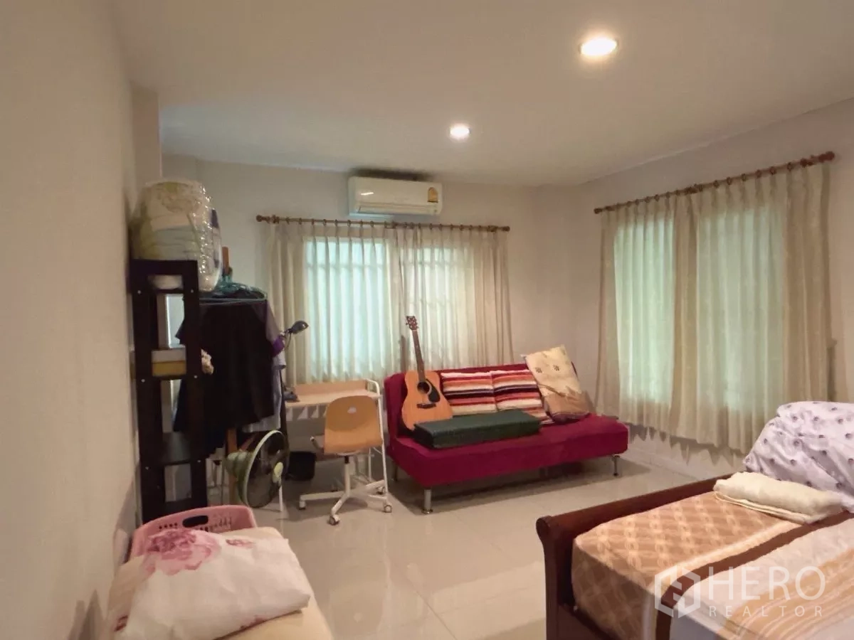 Detached House for sale in Bang Kapi, Bangkok - Alternate angle of the second bedroom showing study corner and seating.