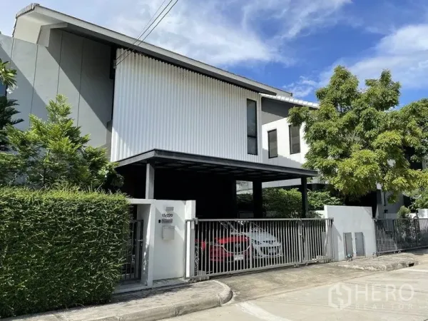 Detached House for sale in Sai Mai, Bangkok - Modern two-storey detached house in Sai Mai with gated entrance, hedge and covered carport.