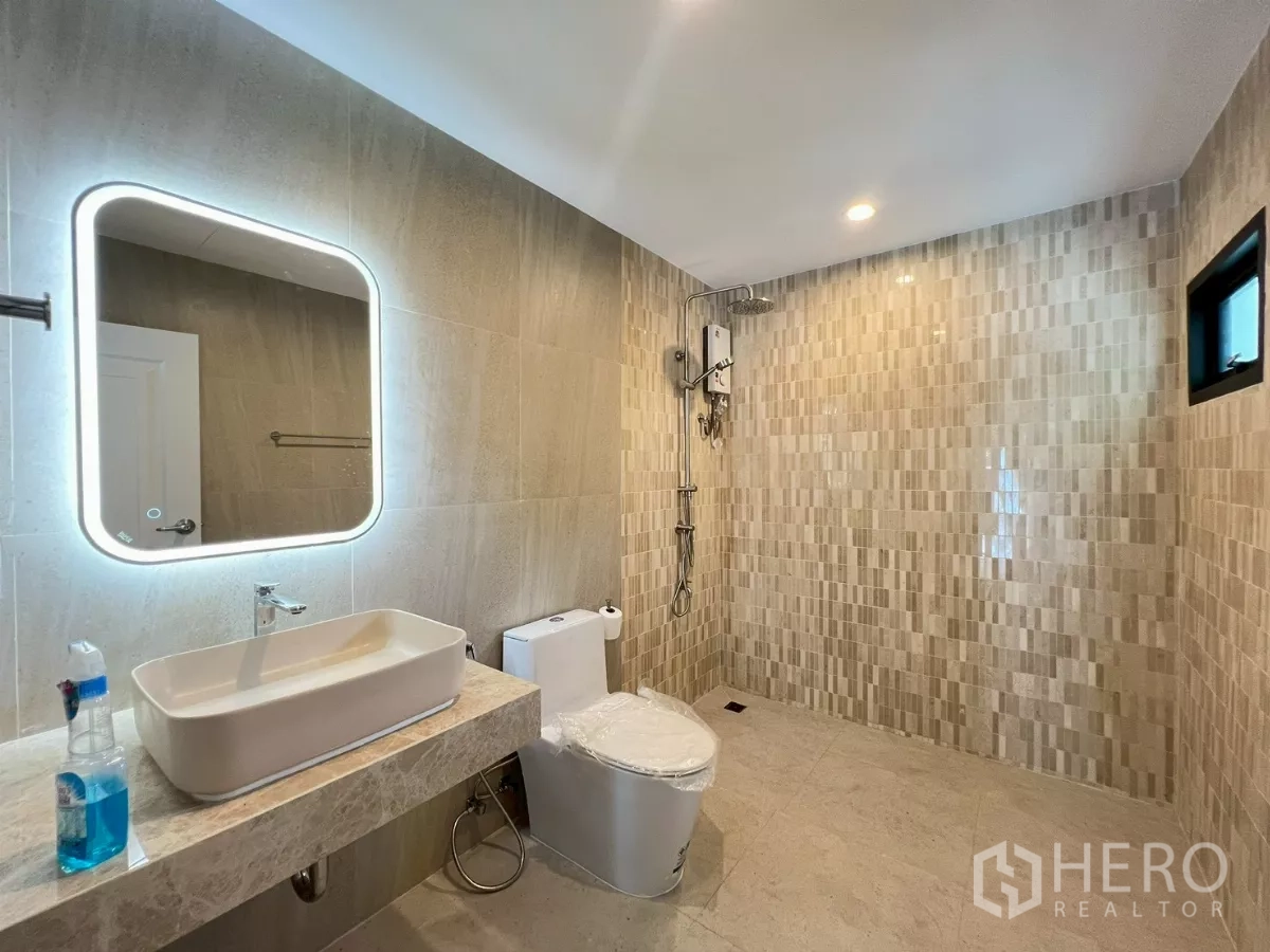独立式住宅 出租在Suan Luang, Bangkok - 大卫浴带步入式淋浴区、背光镜与热水器。