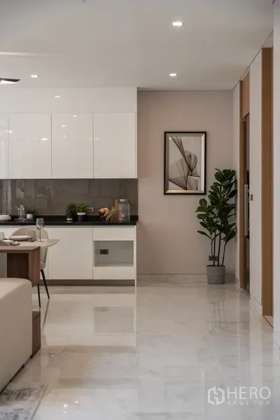 Detached House for rent or sale in Yan Nawa, Bangkok - Sleek white pantry and dining zone with glossy cabinetry and decor.