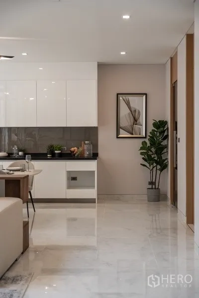 Detached House for rent or sale in Yan Nawa, Bangkok - Sleek white pantry and dining zone with glossy cabinetry and decor.