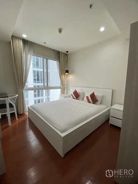 公寓 出租在Watthana, Bangkok - 次卧以白色床与家具为主，大窗配窗帘，设有书桌。