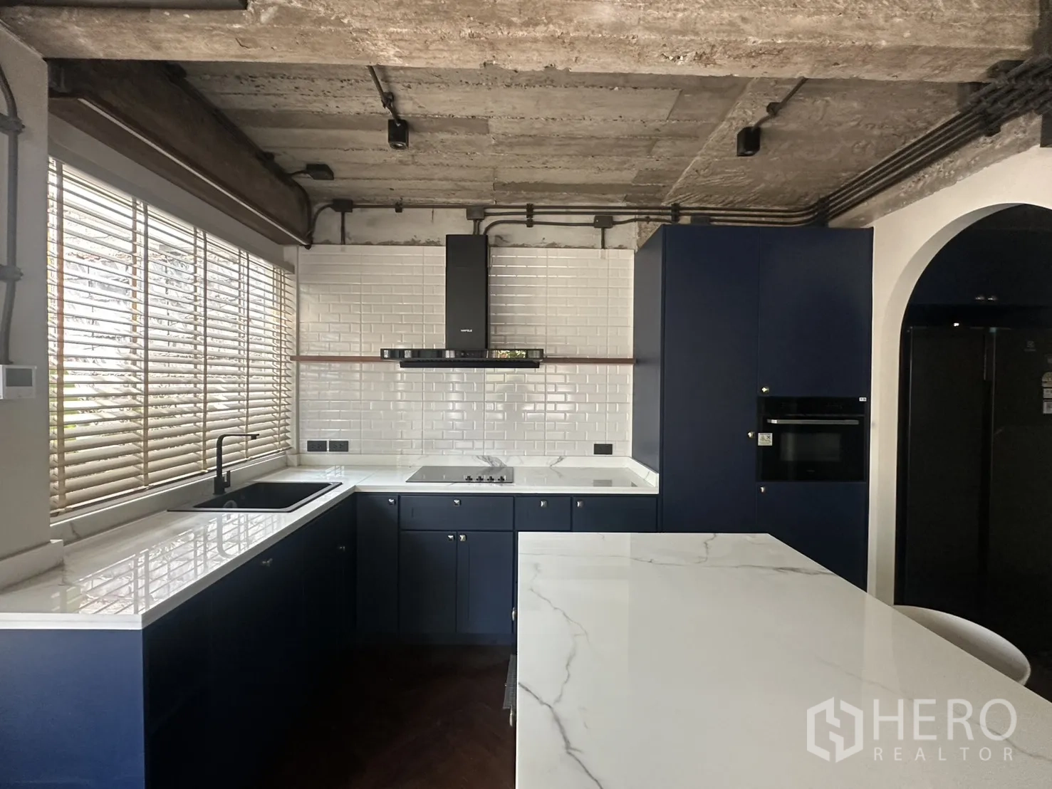 พื้นที่ขายของ for rent in Watthana, Bangkok - ครัวยูเชพสีกรมท่าพร้อมเตาและท็อปหินลายอ่อน.