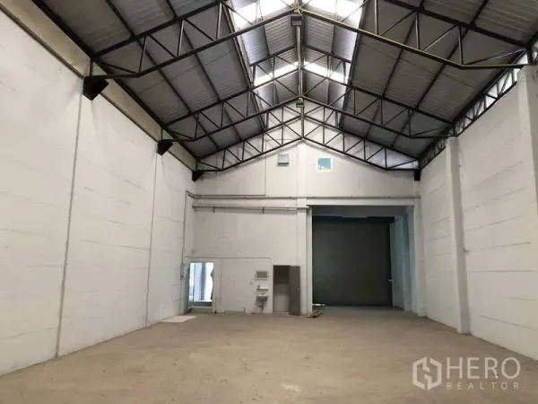 货栈 出租在Lat Lum Kaeo, Pathum Thani - 宽敞仓库大厅，屋顶采光，高挑天花与装卸卷帘门。