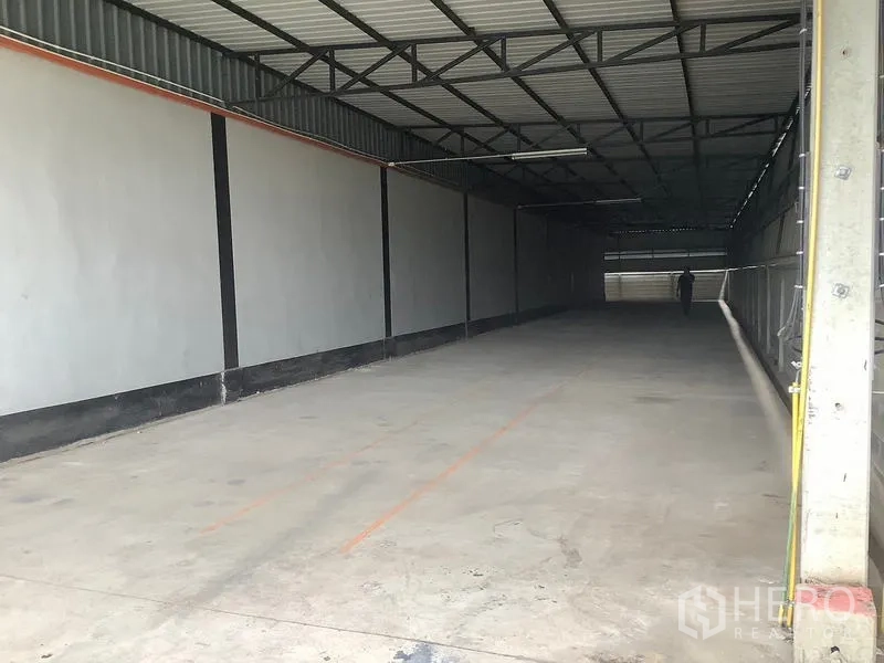 โรงงาน ให้เช่าในBan Phaeo, Samut Sakhon - พื้นที่คลุมหลังคาลึก สำหรับเก็บของหรือจอดรถ มีเส้นตีช่อง