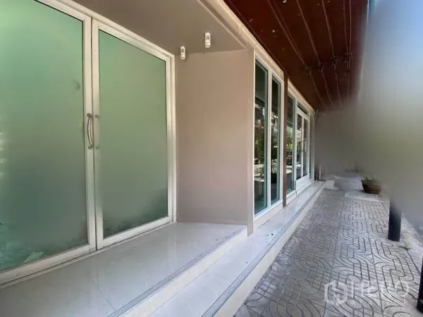 Retail Space for rent in Khlong Toei, Bangkok - Ground-floor retail frontage with frosted glass sliding doors and tiled entryway.