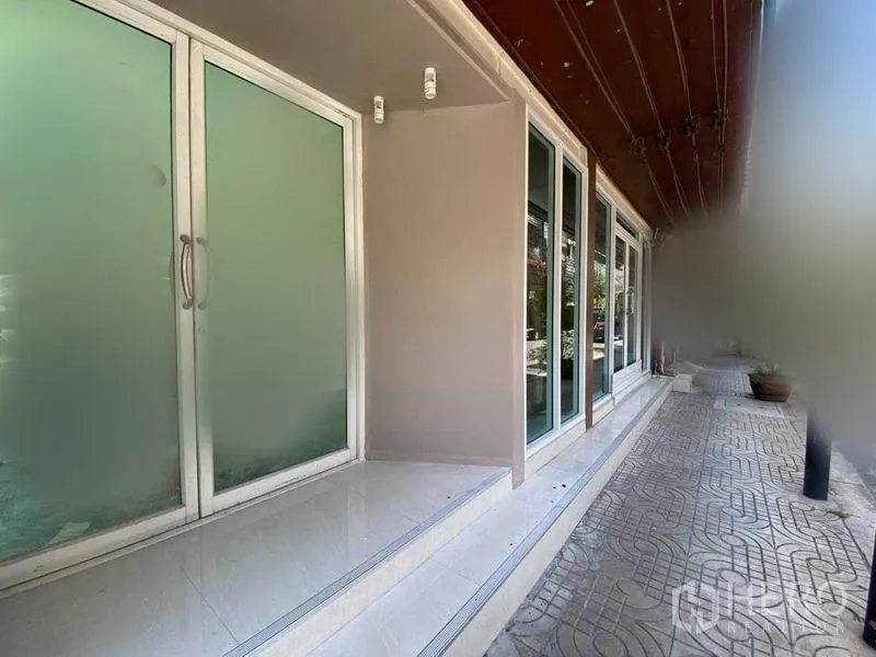 Retail Space for rent in Khlong Toei, Bangkok - Ground-floor retail frontage with frosted glass sliding doors and tiled entryway.