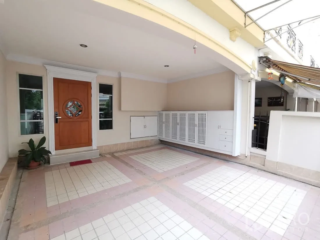 ทาวน์เฮาส์ for rent in Yan Nawa, Bangkok - โรงจอดรถมีหลังคาและเฉลียงทางเข้าพร้อมประตูไม้และตู้เก็บของ