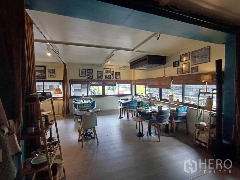 Retail Space for rent in Watthana, Bangkok - Corner dining nook with wraparound windows and framed wall photos.