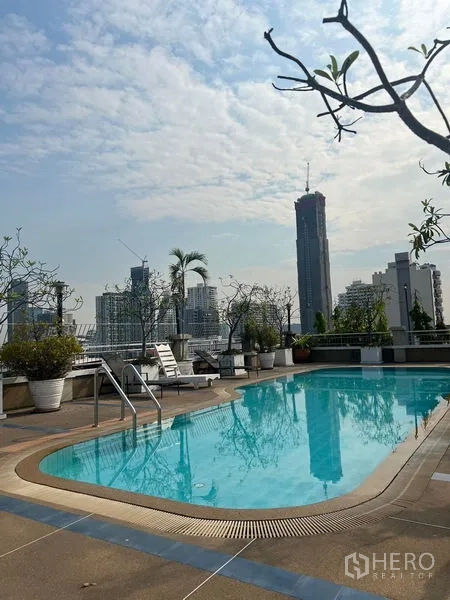 คอนโด ขายในWatthana, Bangkok - สระว่ายน้ำบนดาดฟ้าพร้อมวิวสกายไลน์กรุงเทพ