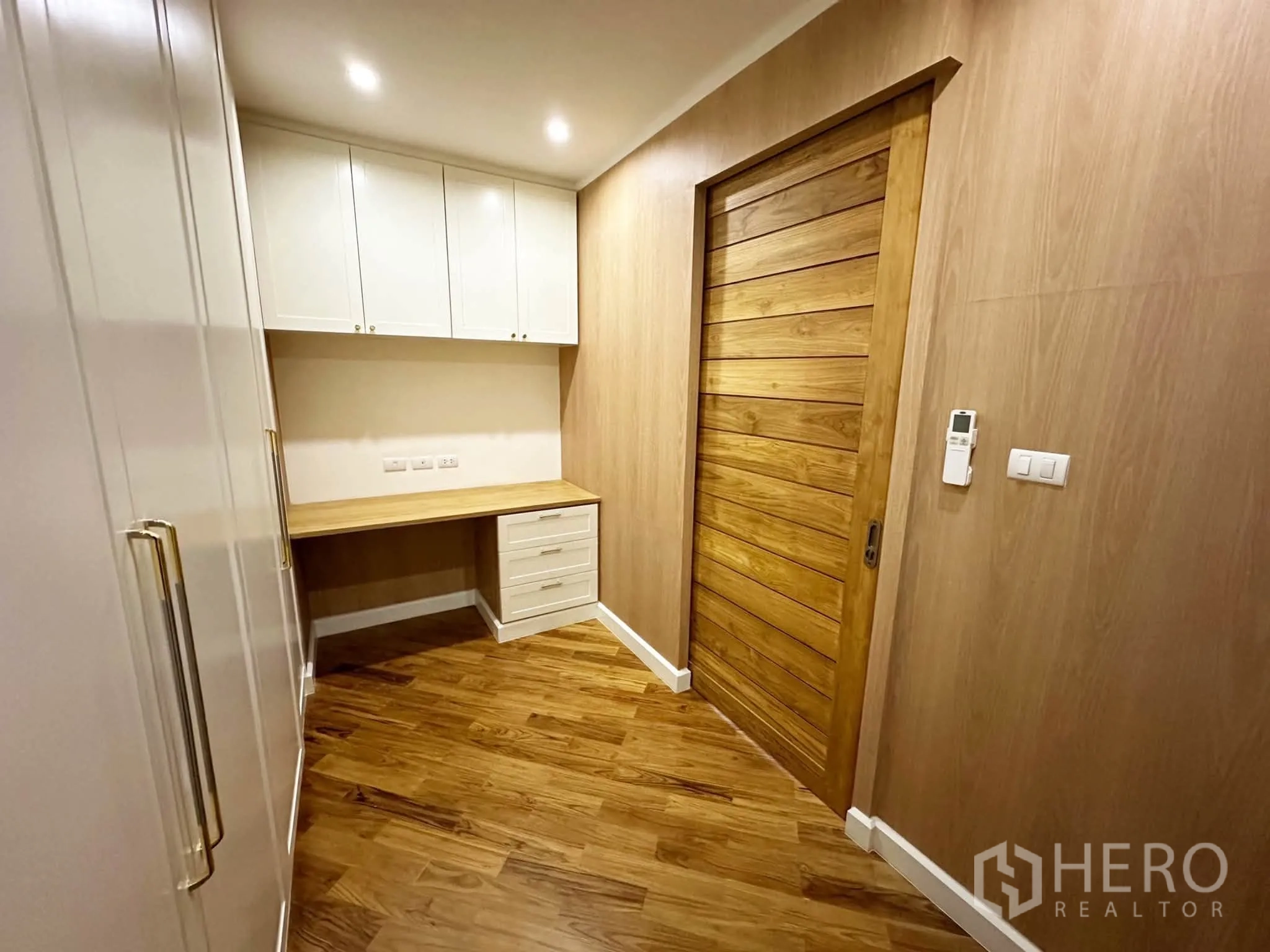คอนโด for sale in Khlong San, Bangkok - มุมทำงานพร้อมโต๊ะบิวท์อิน ลิ้นชัก และผนังลายไม้