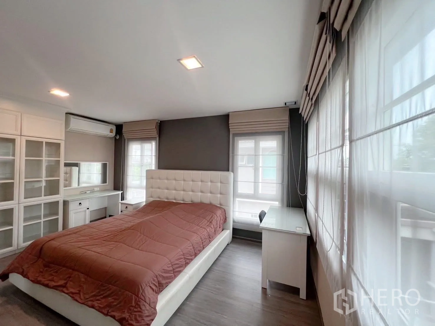 บ้าน ให้เช่าหรือขายในBang Phli, Samut Prakan - มุมห้องนอนใหญ่ โต๊ะทำงานริมหน้าต่าง