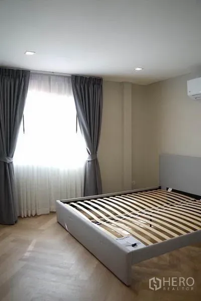 บ้าน ให้เช่าในWang Thonglang, Bangkok - ห้องนอนติดเครื่องปรับอากาศ หน้าต่างบานใหญ่และเตียงเฟรม