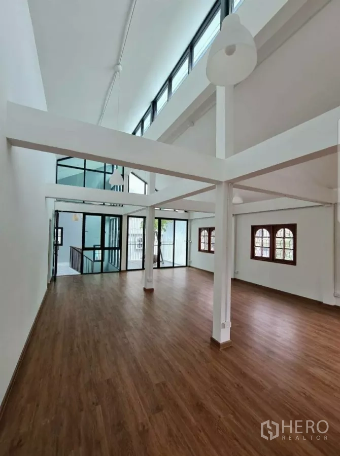 带办公室的家 出租在Lat Phrao, Bangkok - 二层开阔空间通向玻璃平台与阳台，通铺木地板。