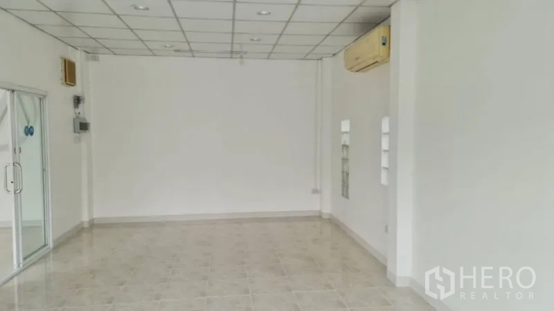 店屋 出租 - 室内白墙、地砖与吊顶灯，并有壁挂空调