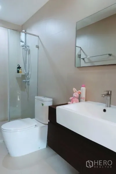 ทาวน์เฮาส์ ให้เช่าในKhlong Toei, Bangkok - ห้องน้ำสมัยใหม่ พร้อมตู้กระจกอาบน้ำ โถสุขภัณฑ์ และอ่างล้างหน้าทรงสี่เหลี่ยม