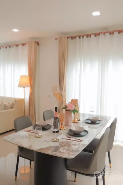 独立式住宅 出租在Bang Phli, Samut Prakan - 四人位大理石餐桌，临近大窗与窗帘。
