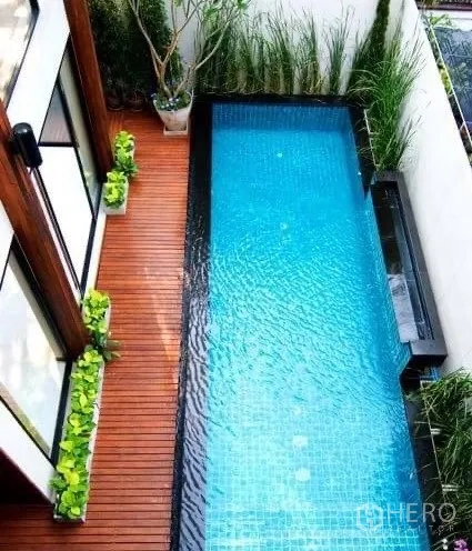 独立式住宅 出租在Khlong Toei, Bangkok - 俯视狭长泳池，木地台与绿植围合的私密空间。