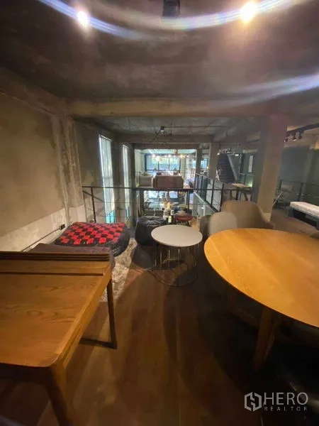 零售空间 出租在Bang Na, Bangkok - 夹层小角落配桌椅，俯瞰中庭