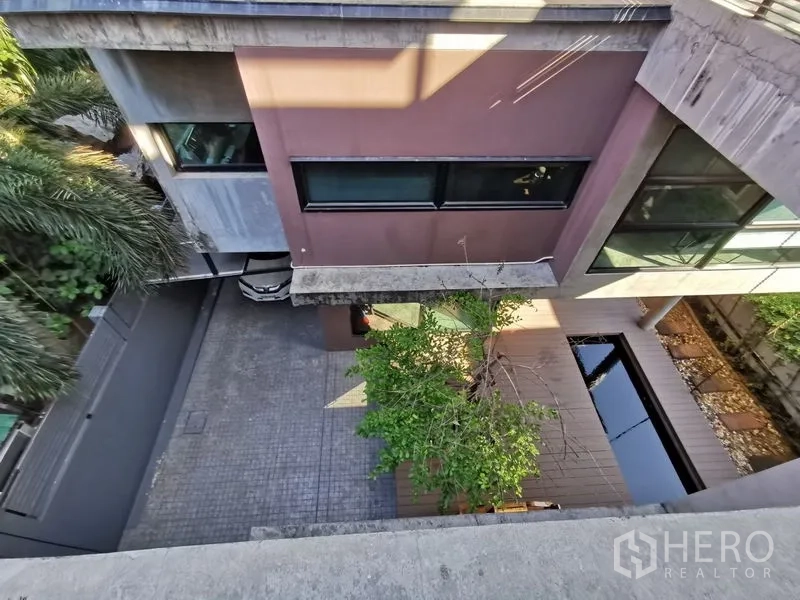 带办公室的家 出售在Wang Thonglang, Bangkok - 鸟瞰铺装车道、绿树与狭长水景。