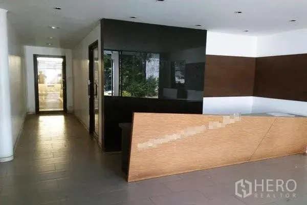 คลังสินค้า ให้เช่าในSaphan Sung, Bangkok - โถงต้อนรับสมัยใหม่ เคาน์เตอร์ไม้และผนังกระจกภายในอาคารอุตสาหกรรม