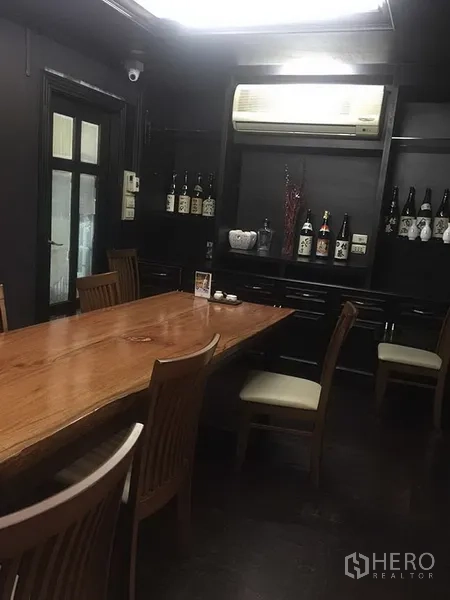 Retail Space for rent in Khlong Toei, Bangkok - Private dining or meeting room with long wooden table, chairs, shelving and air-conditioning.