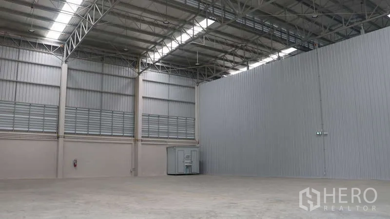 Warehouse for rent in Sam Phran, Nakhon Pathom - Aerial view of a modern warehouse complex in Sam Phran surrounded by fields.