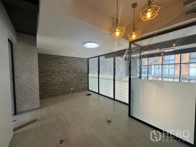 带办公室的家 出租 - 办公区，石材特色墙、吊灯与磨砂玻璃隔断。