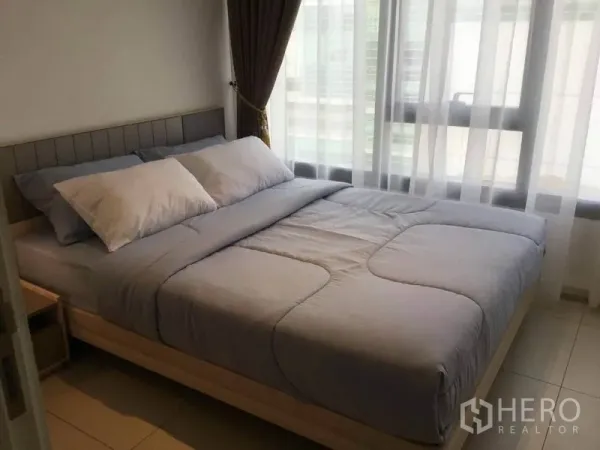 公寓 出租在Watthana, Bangkok - 卧室配大窗与纱帘，采光充足，灰色床品。