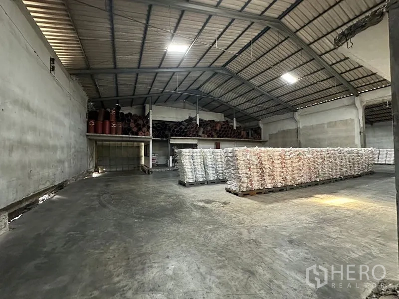 货栈 出租在Lat Krabang, Bangkok - 高净空仓库大厅，托盘货物整齐摆放并设有通风板。