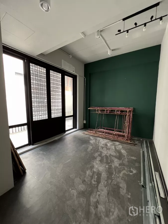 带办公室的家 出租在Pathum Wan, Bangkok - 小房间，绿色重点墙与格纹移门。