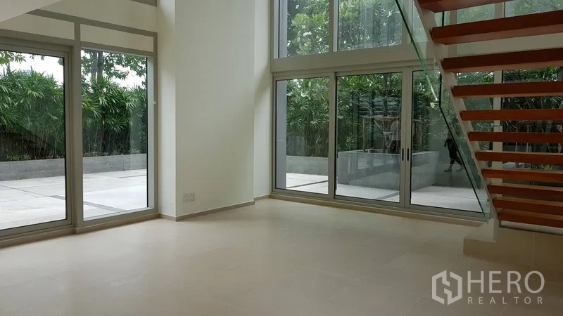 公寓 出售在Khlong San, Bangkok - 空旷挑高客厅，通向大面积私家露台
