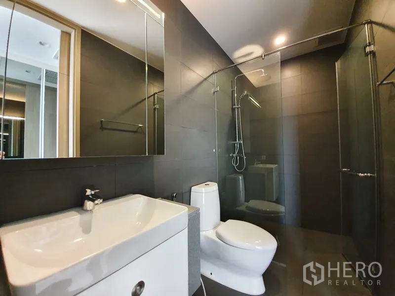 คอนโด ให้เช่าในPathum Wan, Bangkok - ห้องน้ำขนาดกะทัดรัดพร้อมตู้ shower กระจก สุขภัณฑ์ทันสมัย และกระจกบานใหญ่