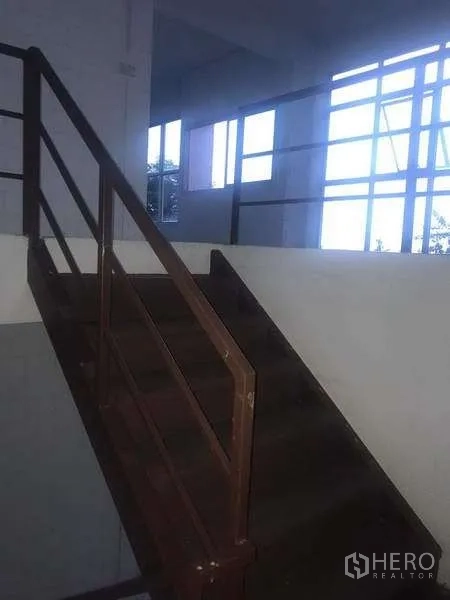 货栈 出租在Pathum Thani - 带扶手的金属楼梯，通往仓内楼上办公区