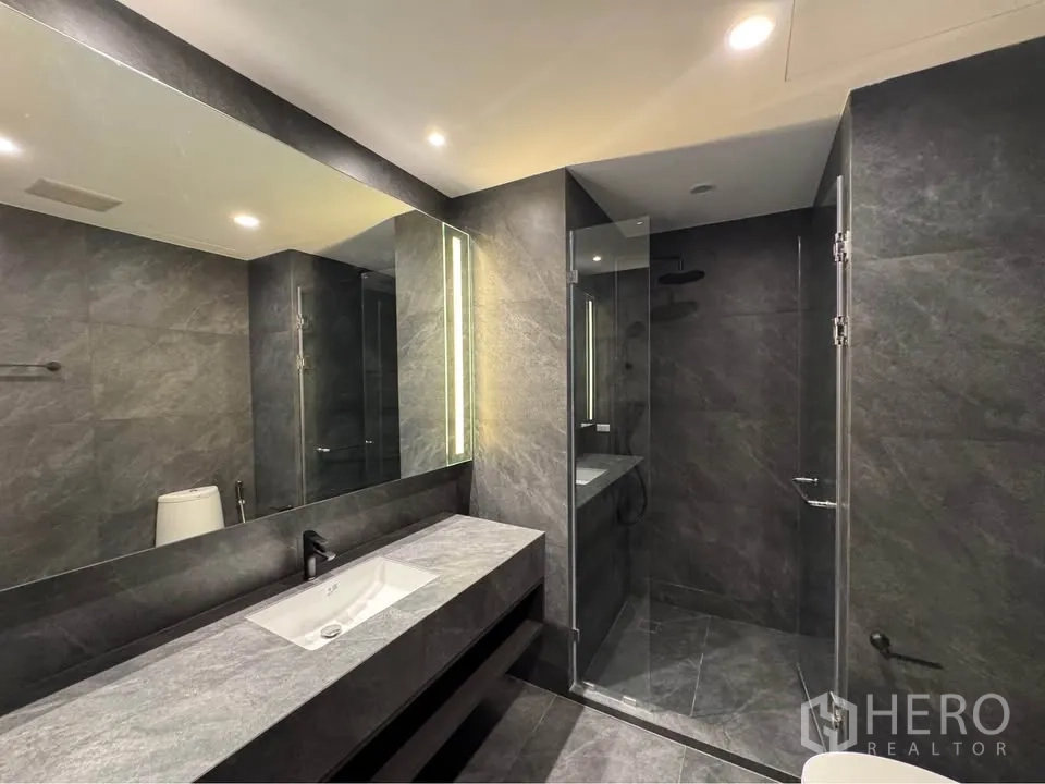 คอนโด for rent in Ratchathewi, Bangkok - ห้องน้ำหรูโทนเข้ม กระจกมีไฟและฝักบัวเรนชาวเวอร์