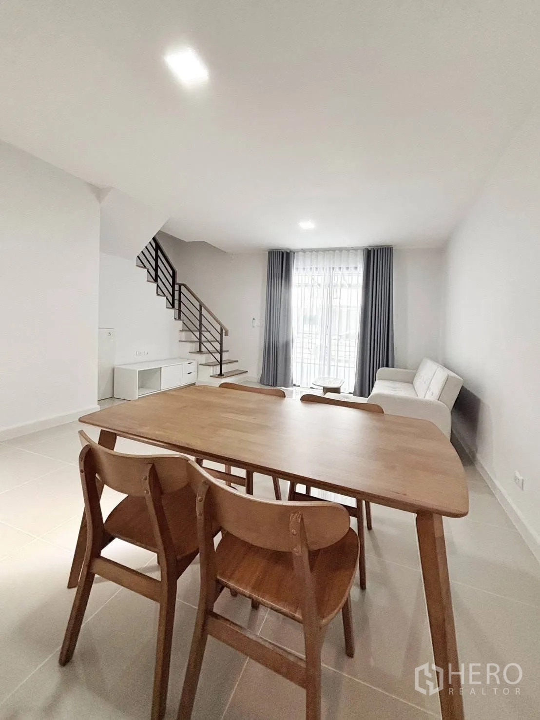 ทาวน์เฮาส์ for rent in Bang Phli, Samut Prakan - ชุดโต๊ะอาหารหันสู่ห้องนั่งเล่นและบันได แสงธรรมชาติ