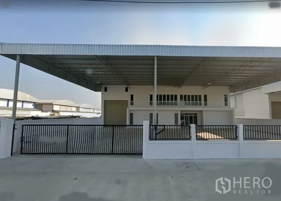 工厂 出租或出售在Bang Bo, Samut Prakan - 北榄府邦博独栋工厂外观，带超宽覆顶装卸区与围栏大门。
