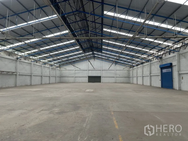 Factory for rent in Nonthaburi - Open production area with high ceiling, large roller doors and clear span space.