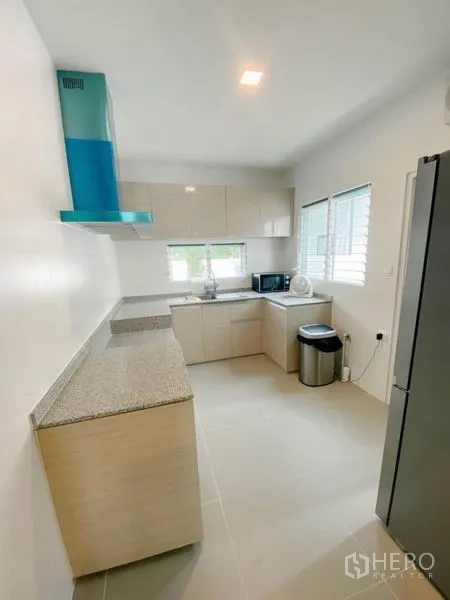 独立式住宅 出租在Prawet, Bangkok - 独立封闭式厨房，石材台面，灶台与抽油烟机齐全。