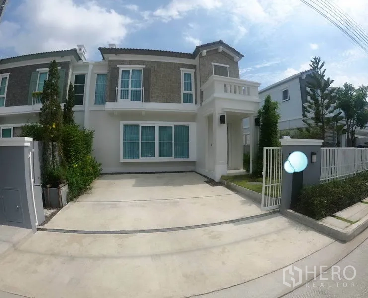 独立式住宅 出租在Prawet, Bangkok - 曼谷帕韦特区两层独栋住宅外立面，带阳台、入户大门和双车位车道。