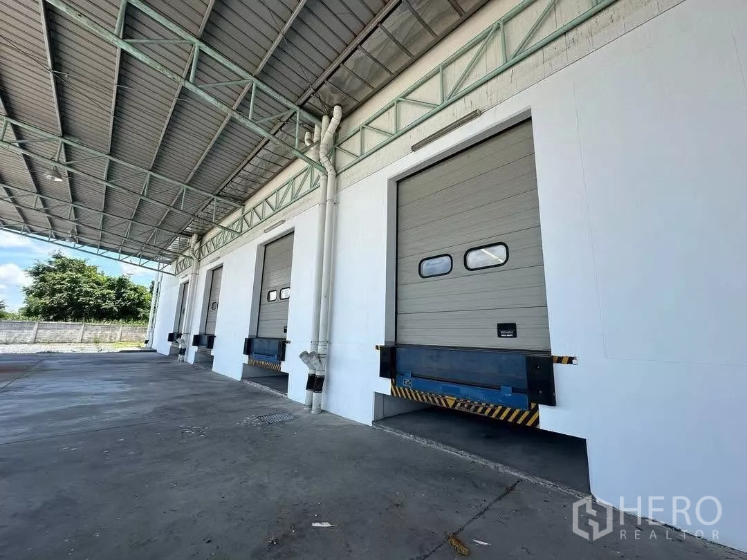 โรงงาน ให้เช่าในSi Racha, Chon Buri - มุมใกล้ของประตูโรลอัพระดับท่าเทียบ พร้อมด็อคเลเวลเลอร์ของโกดัง