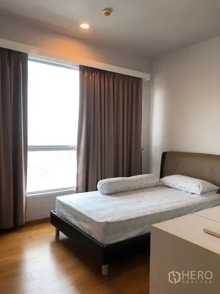 公寓 出租在Khlong San, Bangkok - 明亮卧室，单人床，大窗与窗帘，木地板。